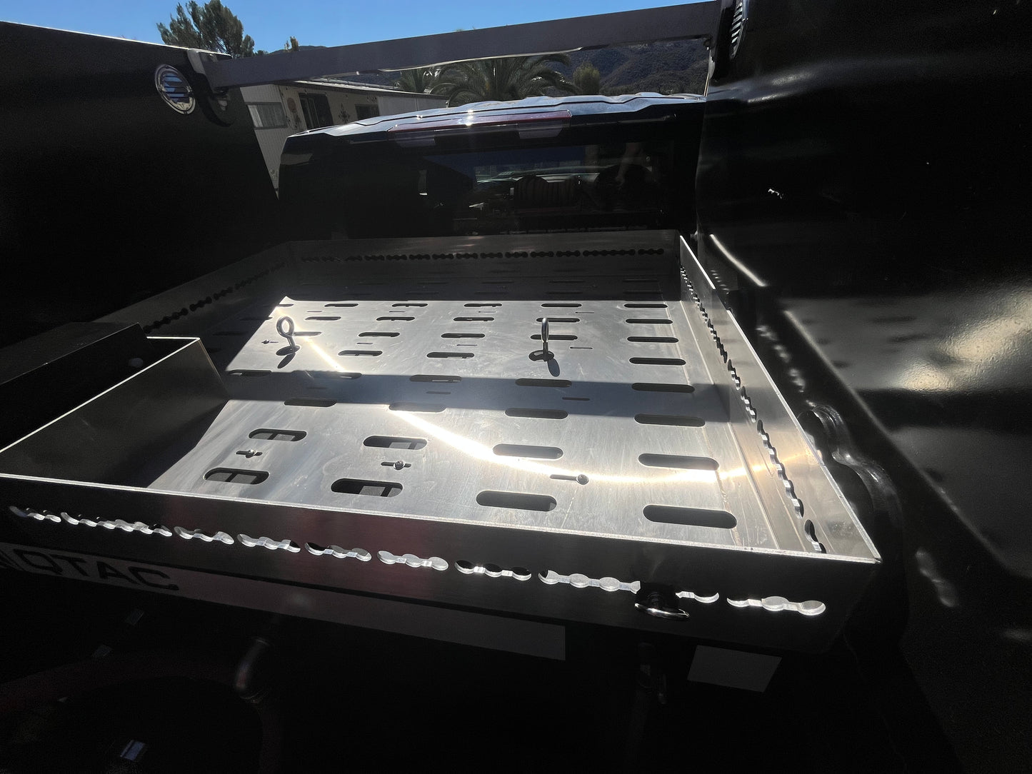 SERVICE TRUCK RACK WITH INTEGRATED L TRACK
