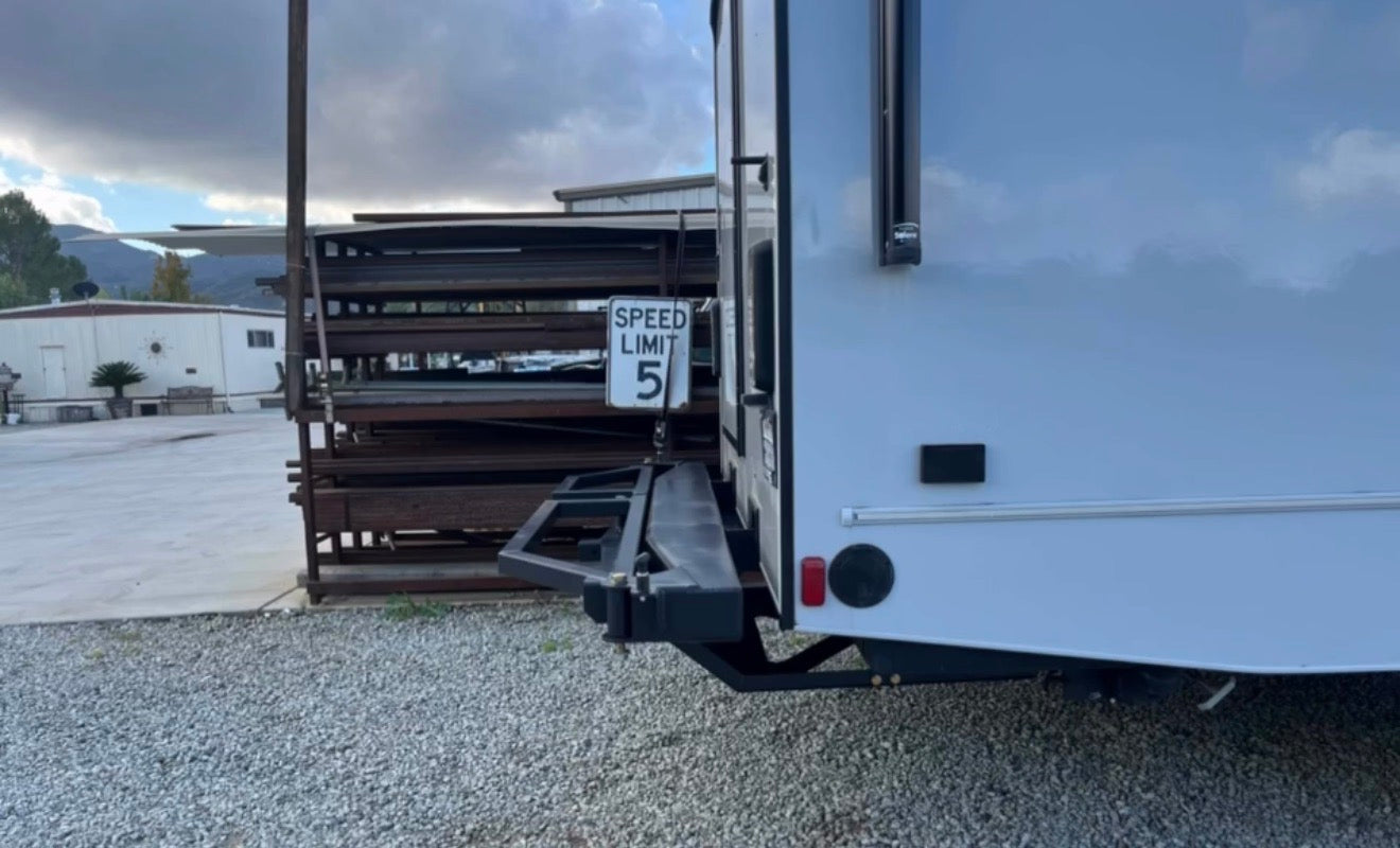 F SERIES AND E SERIES C CLASS RV BUMPER WITH TIRE CARRIER image 3