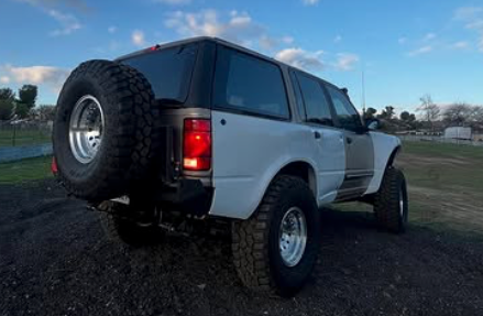 FORD EXPLORER GEN 1  REAR BUMPER image 2