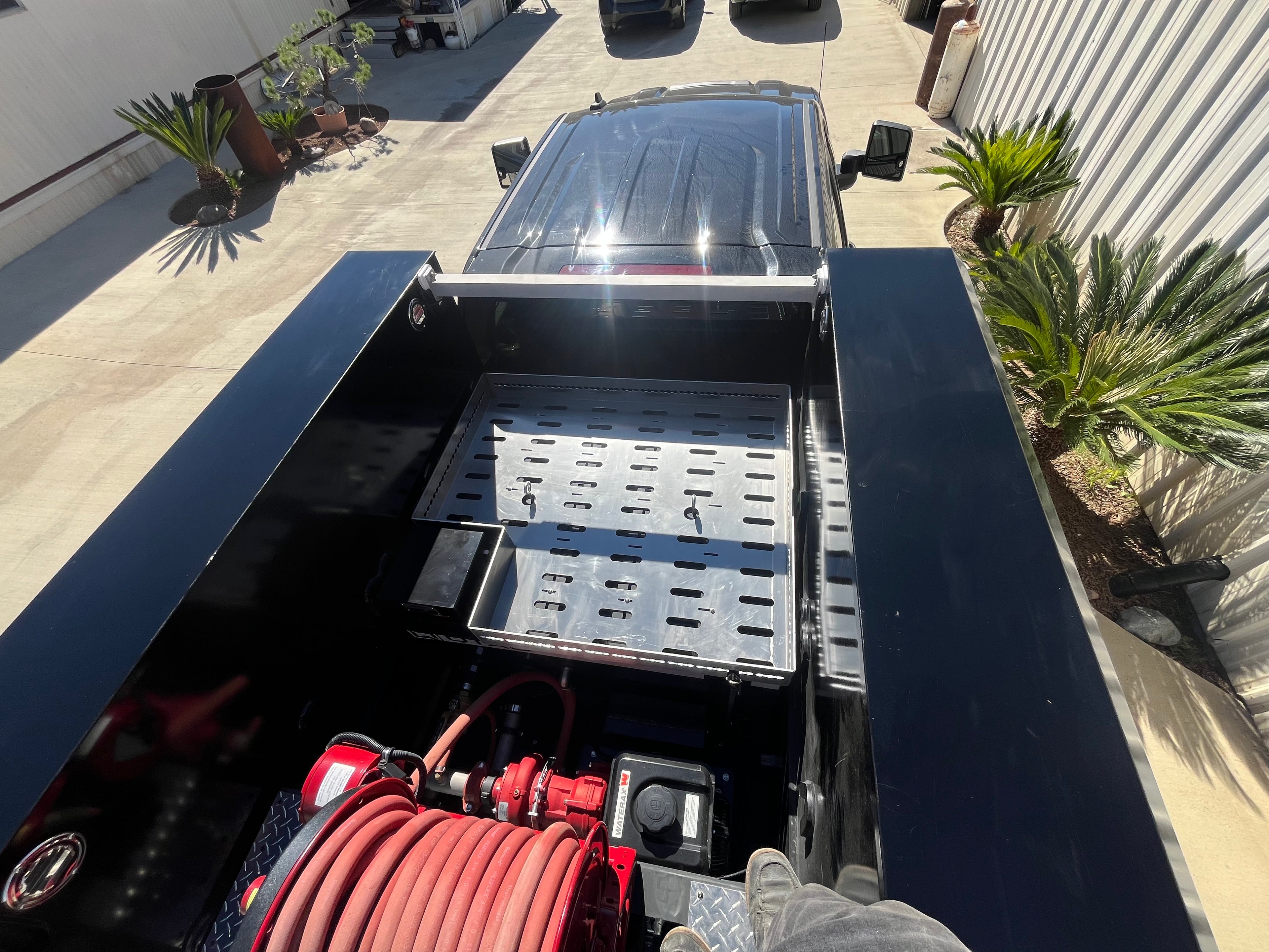 SERVICE TRUCK RACK WITH INTEGRATED L  TRACK